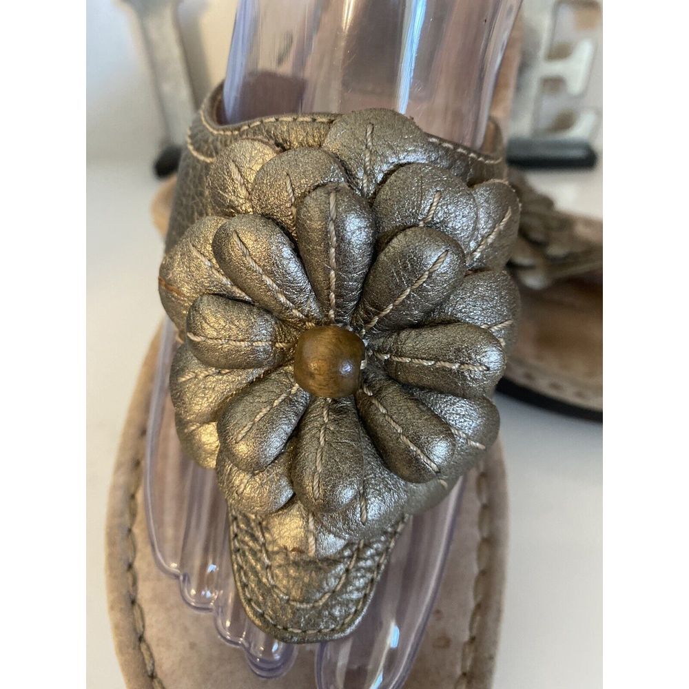 Clarks Artisan Larina Floral Thong Wedge Sandals Gold Women's Size 7M New No Box - Picture 2 of 16
